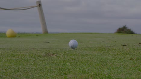 Club-De-Golf-Golpeando-Una-Pelota-De-Golf-De-Cerca-En-El-Tee