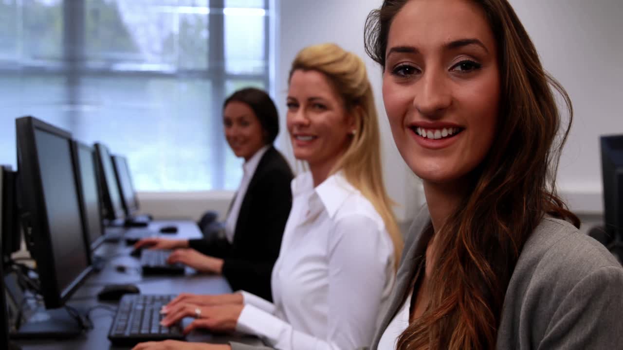 un buen trabajo en equipo sonriendo a la cámara.