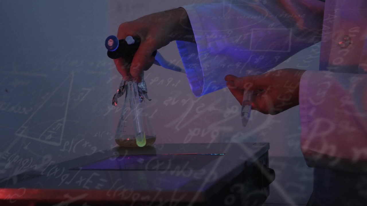 실험실에서 실험을 하는 백인 과학자에 대한 수학적 방정식의 애니메이션