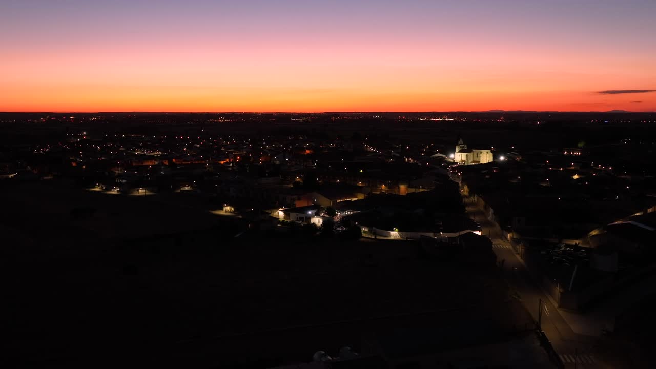 일몰 시 도시를 특징으로 하는 사모라 스페인의 공중 기울기