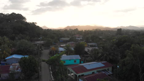Eine-Drohne-Schoss-über-Häuser-In-Einem-Kleinen-Zentralamerikanischen-Dorf