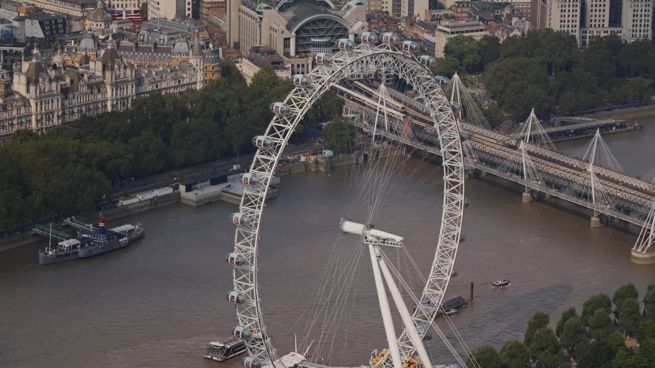 헬리터 에서 볼 수 있는 런던 시의 스카이 라인
