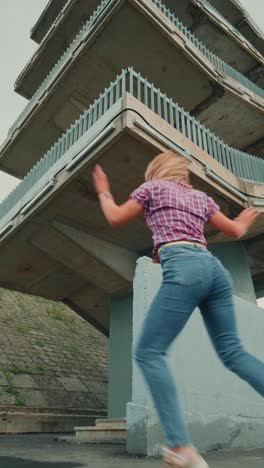 mujer bailando en un entorno urbano