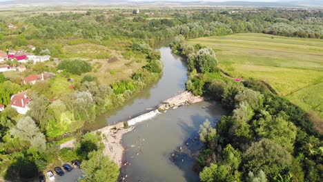 Drone-Aéreo-Rumania-Campo-Río-árboles-Pantano-Verde-Campo-Drone