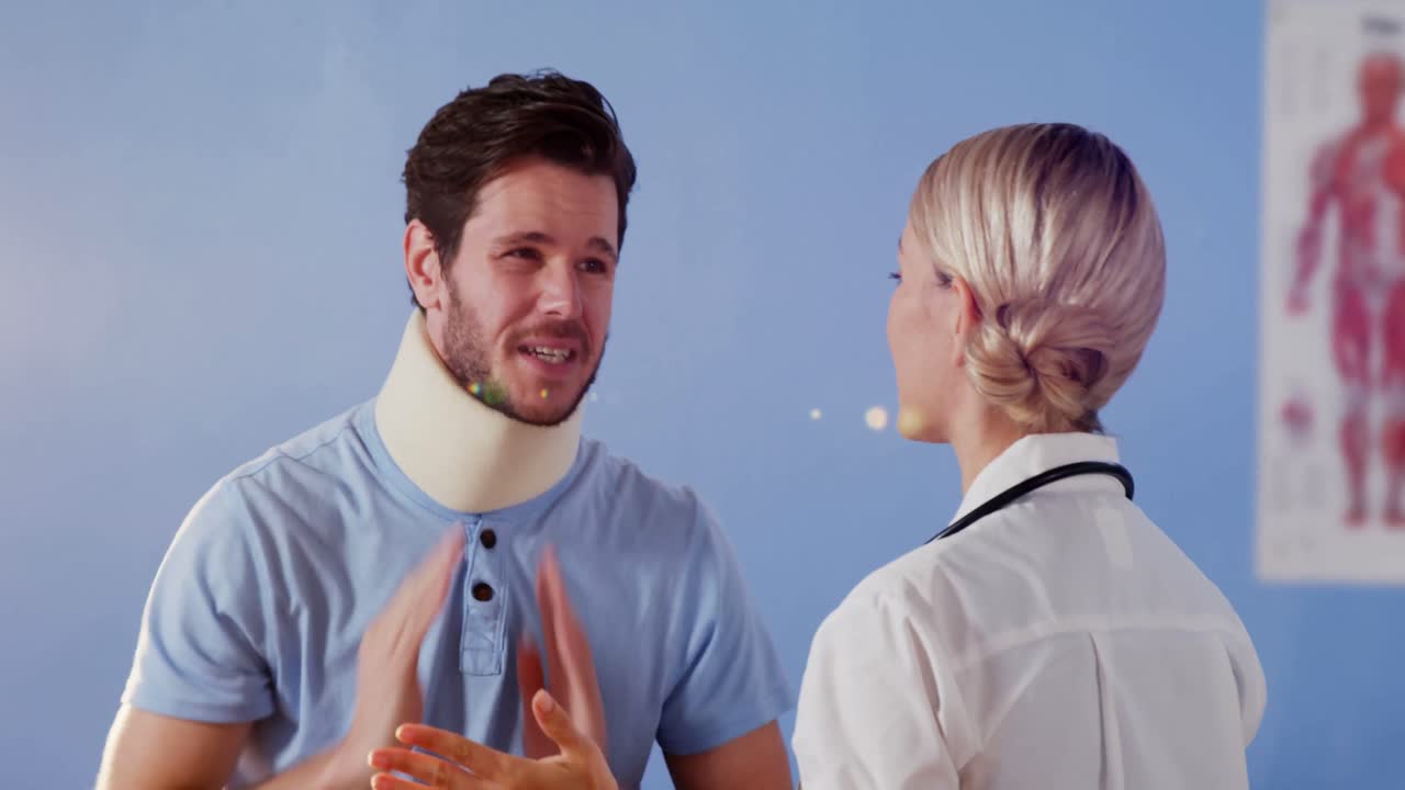 fisioterapeuta examinando el cuello de una paciente femenina