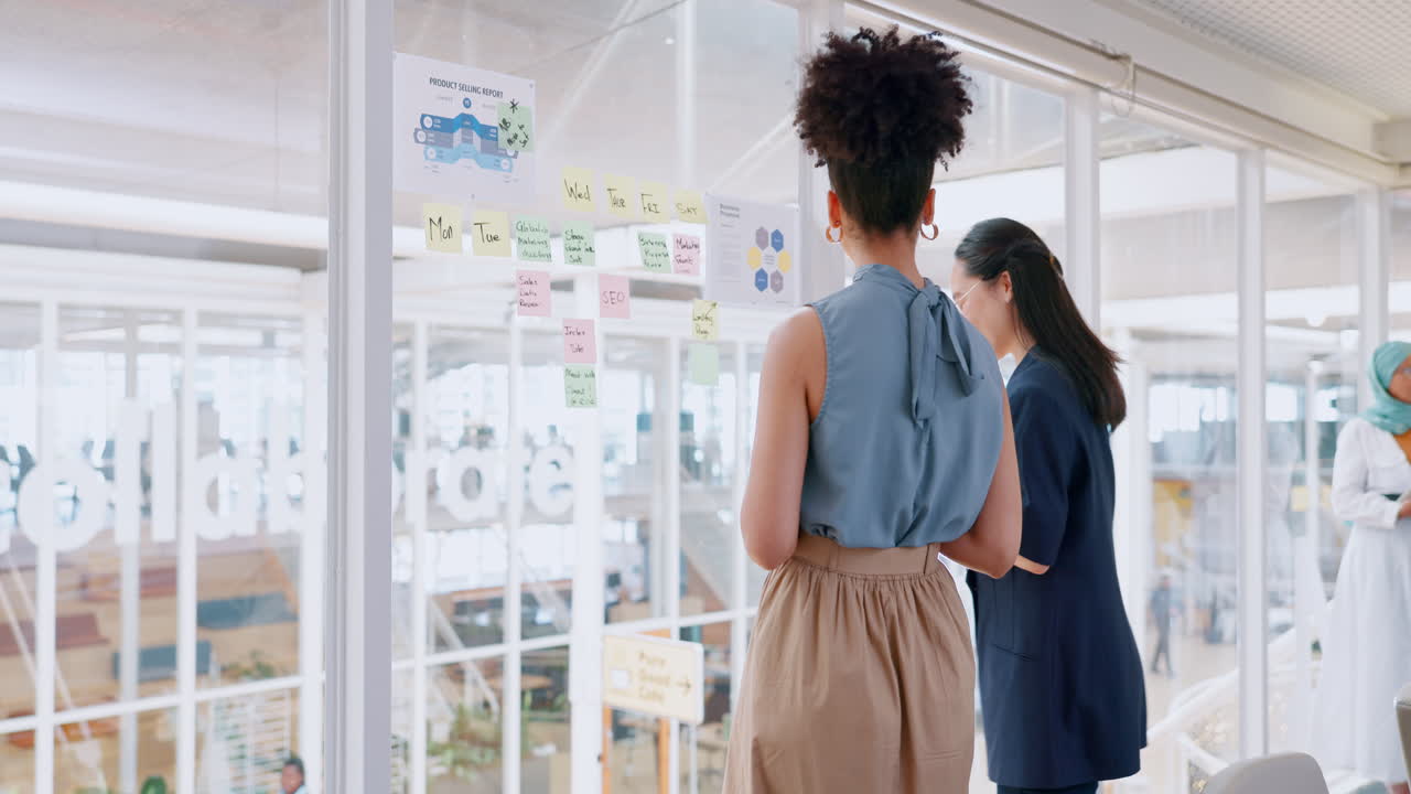 planificación, notas adhesivas y mujeres de negocios en la oficina