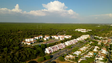 toma aérea de la ciudad de el rompido con bloques de apartamentos frente a bosques verdes en españa