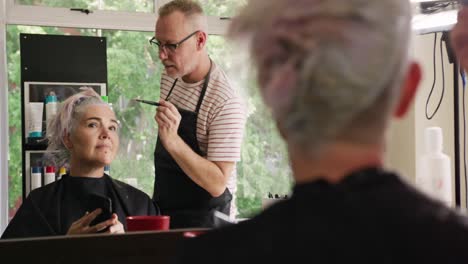 Rückansicht-Einer-Frau,-Die-Sich-Von-Einem-Friseur-Die-Haare-Stylen-Lässt