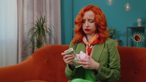 pobre chica pelirroja con una alcancía y un billete de un dólar, crisis financiera, bancarrota, pobreza