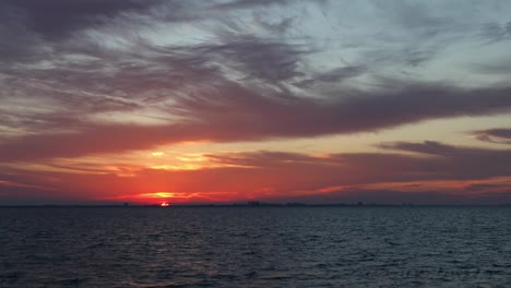 el amanecer en la playa de fort myers, florida.