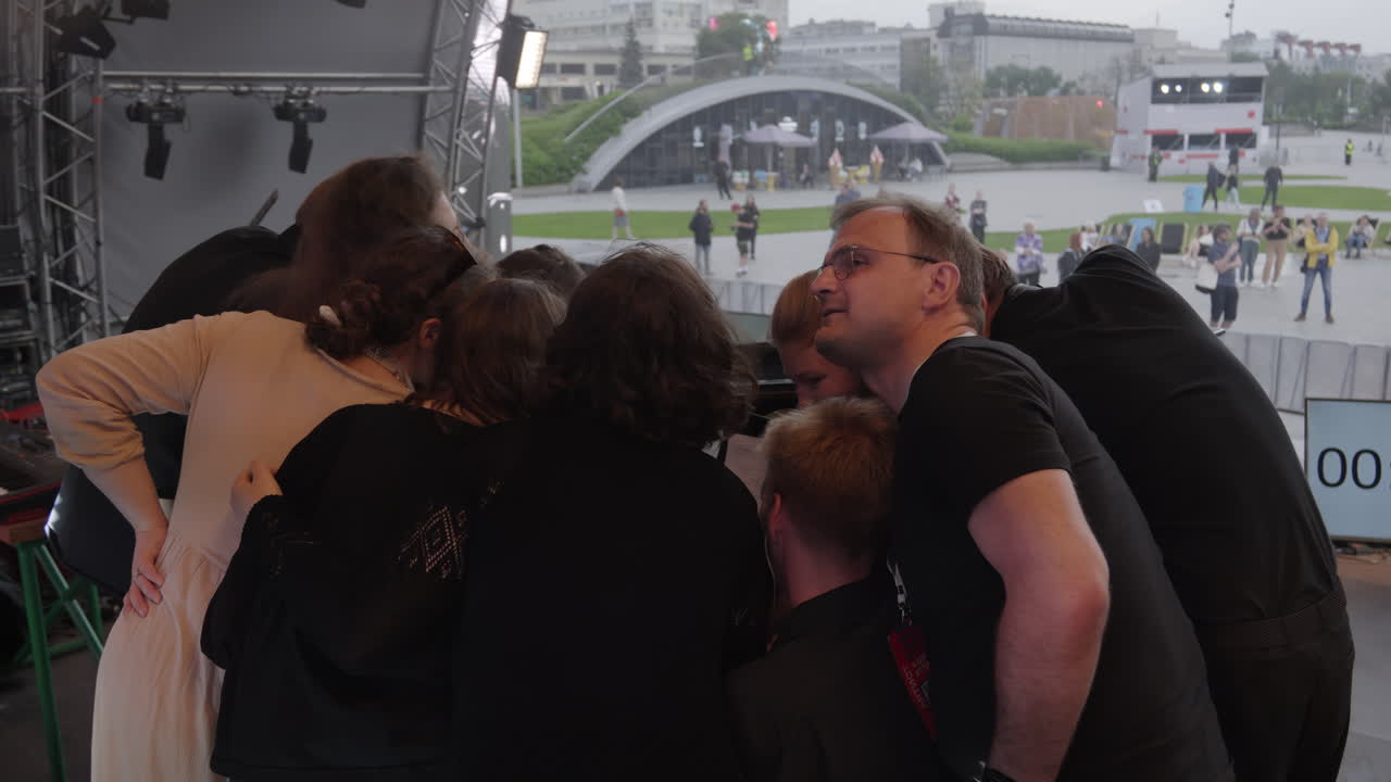 행사 를 지켜보고 있는 군중