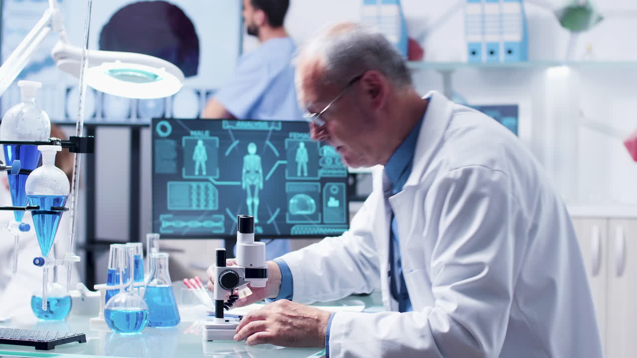 현미경 을 가지고 실험실 에서 일 하는 과학자