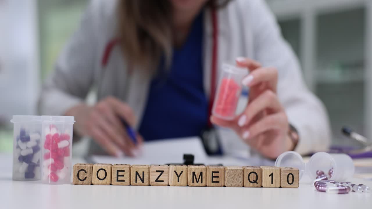 Integratore di Coenzima Q10 con medico che lavora sullo sfondo