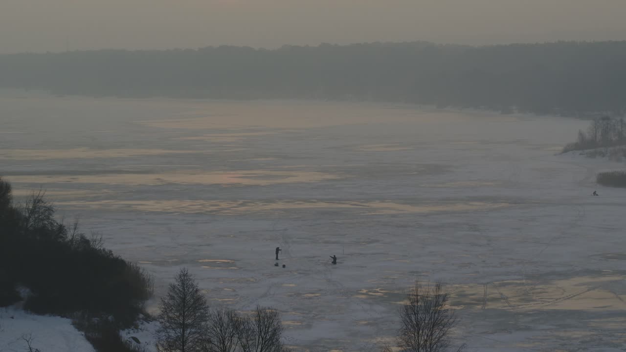 안개 낀 일출에 리투아니아 자연의 공중 전망