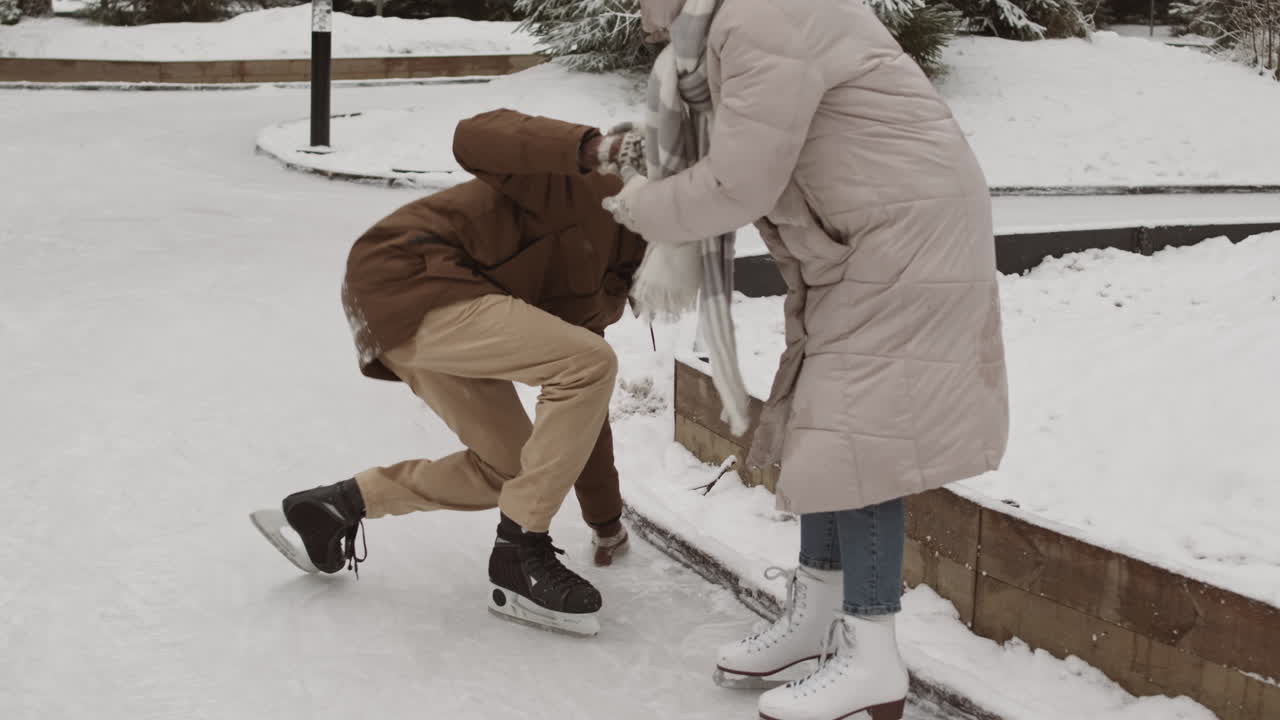 pareja patinando en el parque de invierno