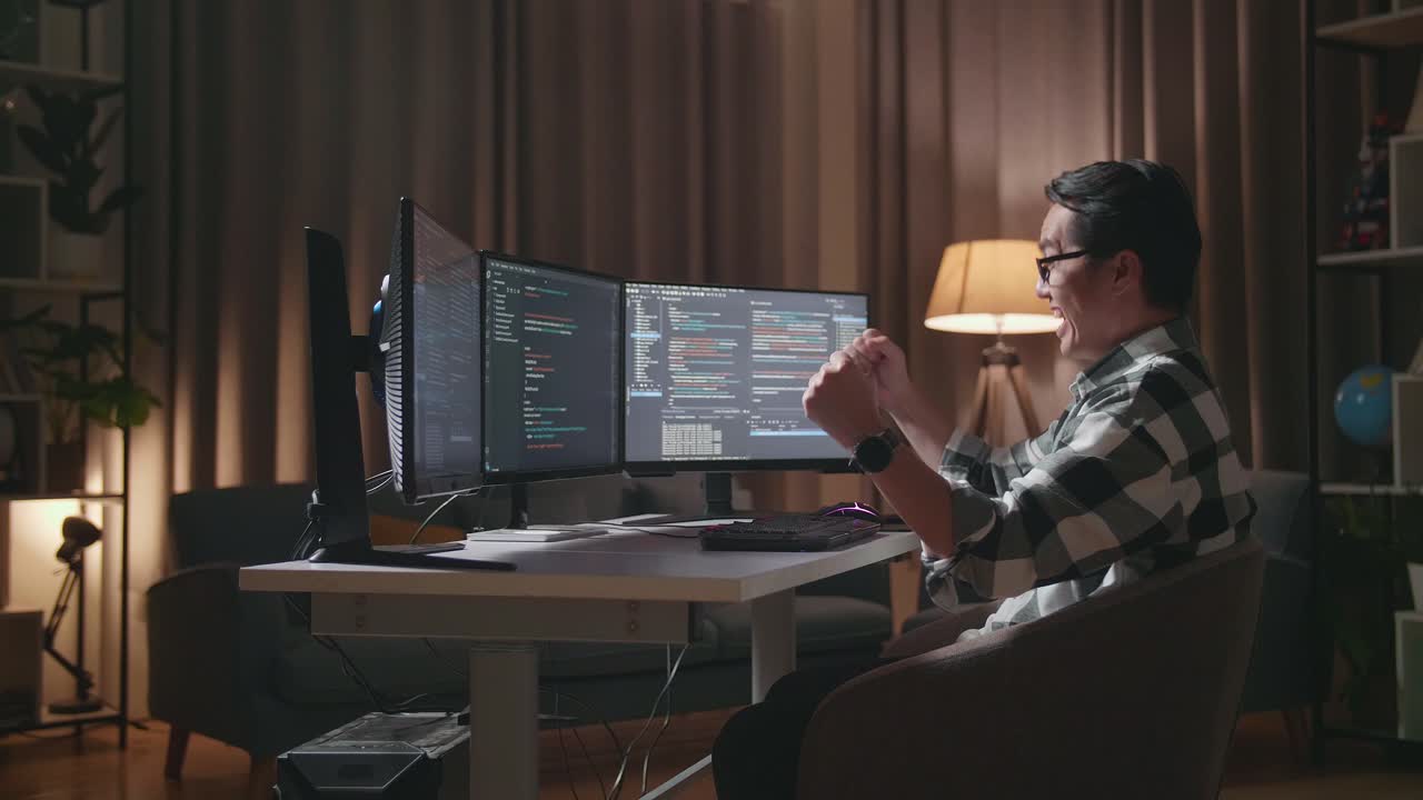 programador celebrando un éxito de codificación