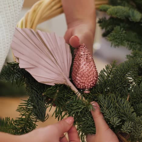 Frau-Und-Baby-Basteln-Weihnachtskranz-Aus-Nadelbäumen-1