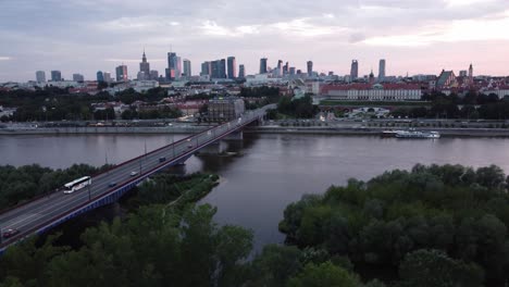 Filmische-Drohnenaufnahmen-Der-Warschauer-Skyline-Mit-Weichsel-Und-Brücke-Voller-Verkehr