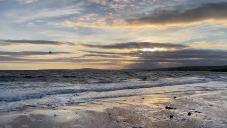 Silueta-De-Viento,-Olas-Y-Cometas-En-Los-Colores-De-Las-Puestas-De-Sol-Sobre-El-Horizonte