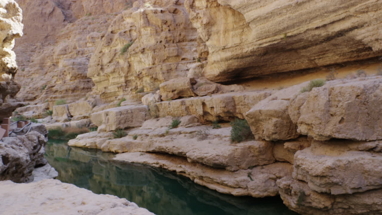 las piscinas turquesas del cañón wadi shab en omán, plano amplio de mano