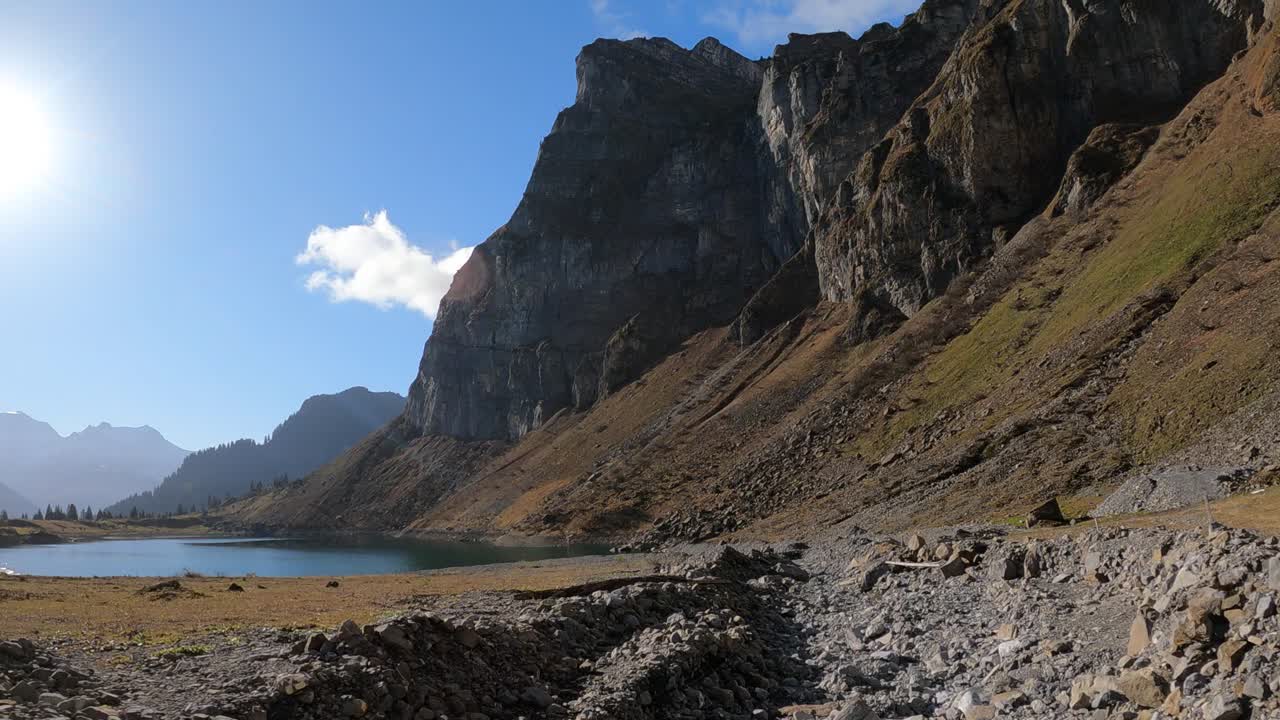 vuelo de baja proximidad en un cauce rocoso