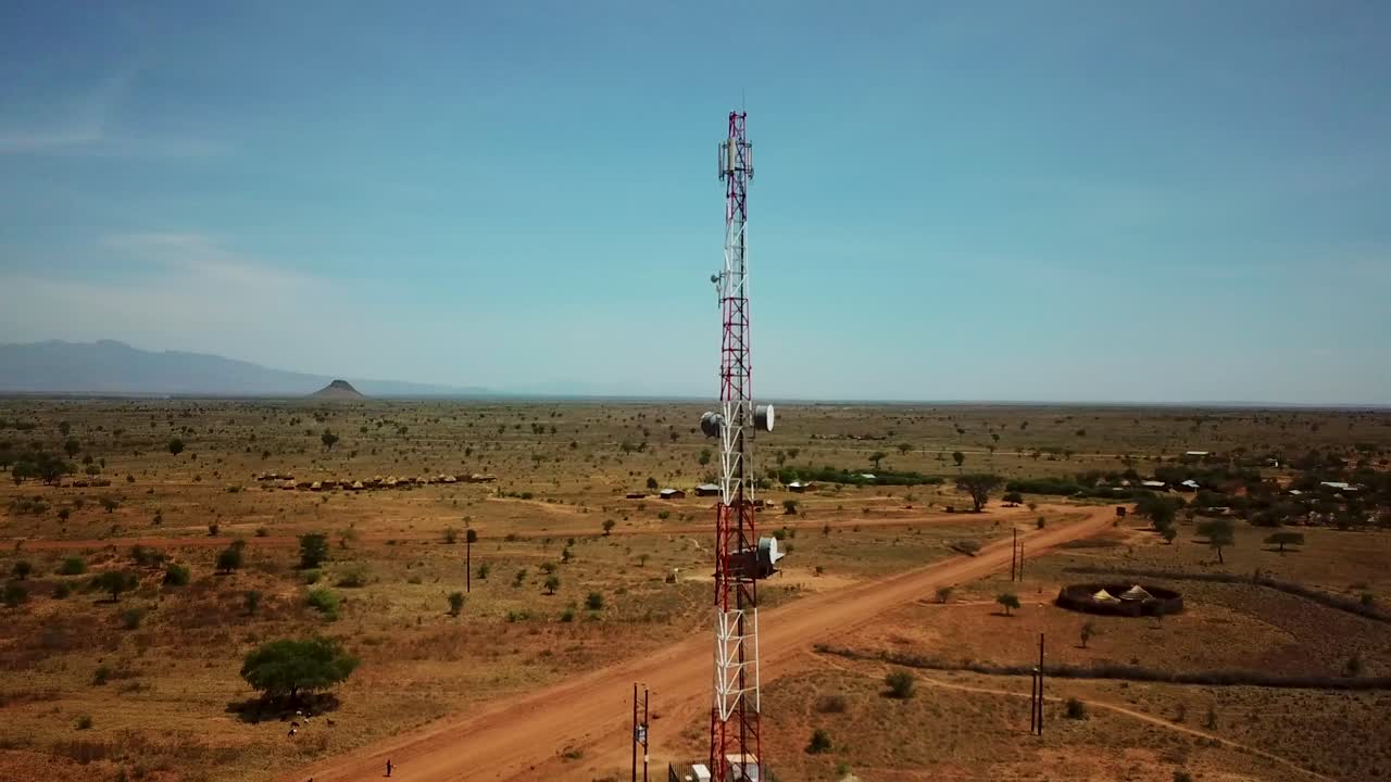 toma de un dron que rodea una antena de telecomunicaciones cerca de una aldea remota en karamoja, uganda, áfrica