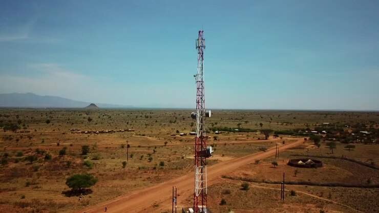 Ripresa con drone che sorvola un'antenna di telecomunicazioni vicino a un villaggio remoto a Karamoja, Uganda, Africa