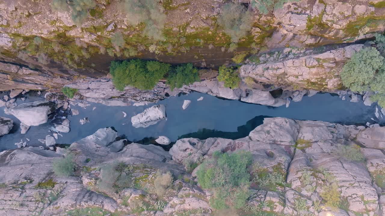 vista aérea de un río cañón