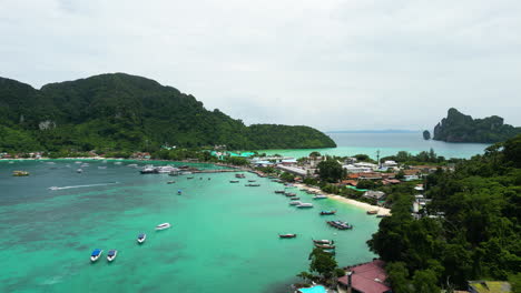 Vista-Aérea-Panorámica-Sobre-La-Playa-De-Tonsai,-Koh-Phi-Phi,-Tailandia