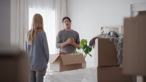 una joven pareja que se muda a una nueva casa discutiendo ideas de decoración del hogar tomando decisiones 4k