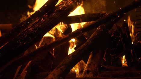 leña ardiendo con llamas amarillas brillantes y chispas voladoras, cámara lenta