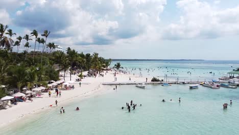 disparo de drones acercándose a un grupo de turistas surfeando en un hermoso día soleado