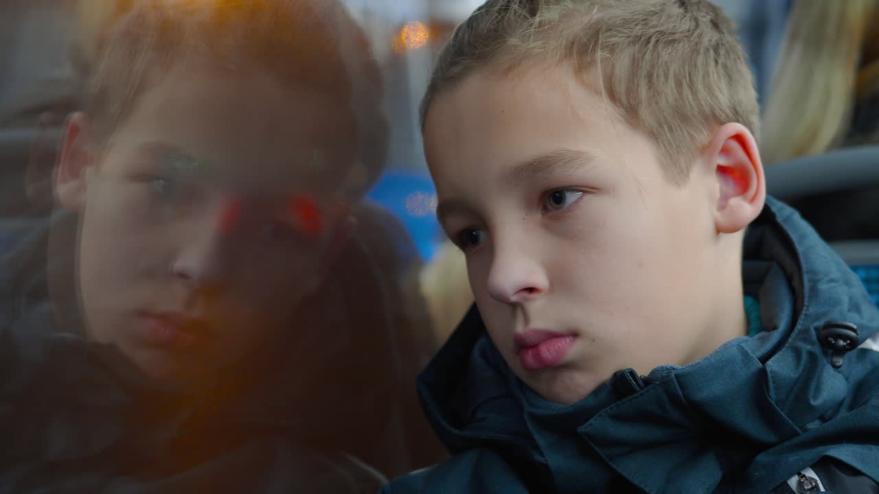 Il ragazzo sta prendendo l'autobus