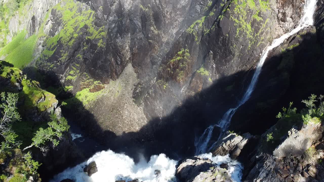 Volando sopra il bordo dell'enorme cascata di Vøringfossen in Norvegia