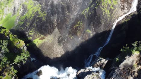 Fliegen-über-Den-Rand-Des-Riesigen-Wasserfalls-Von-Voringfossen-In-Norwegen