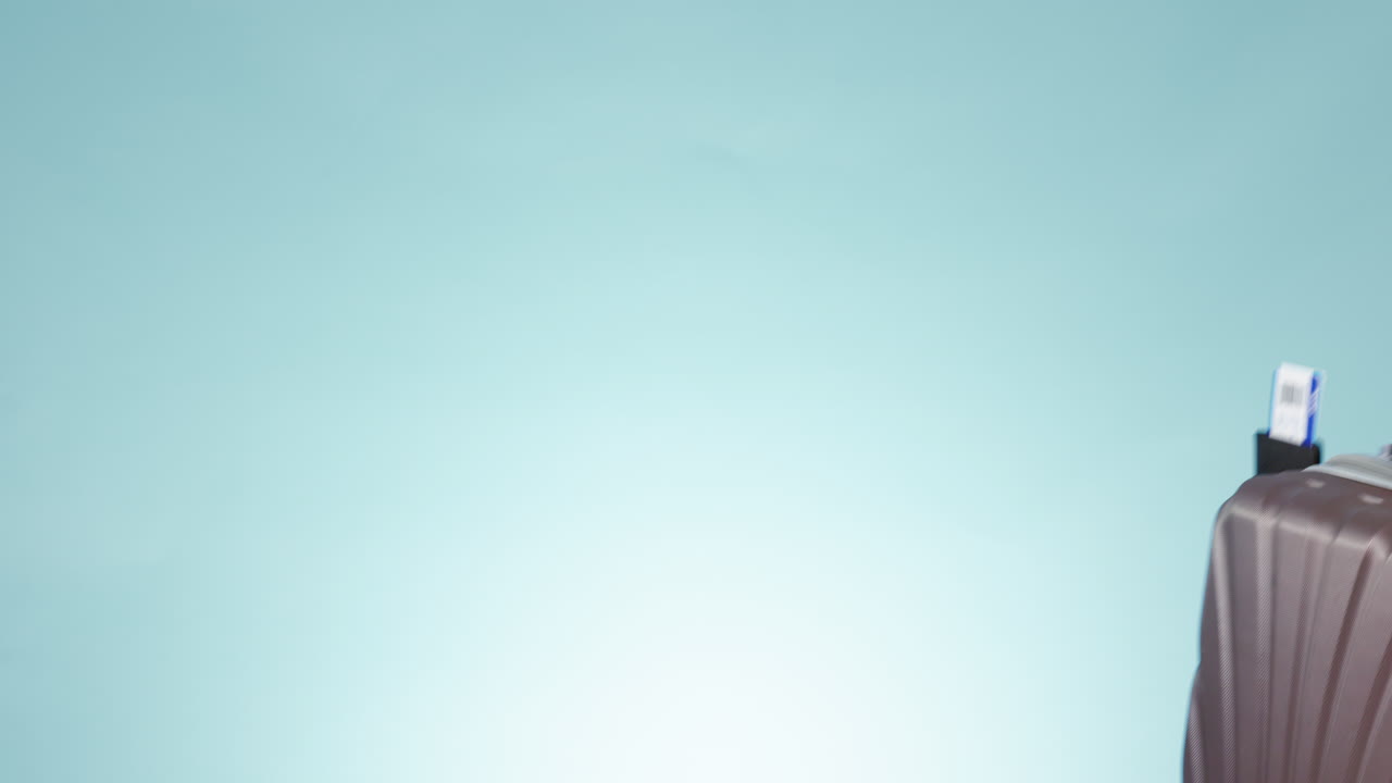 baile, pasaporte y boleto con maleta