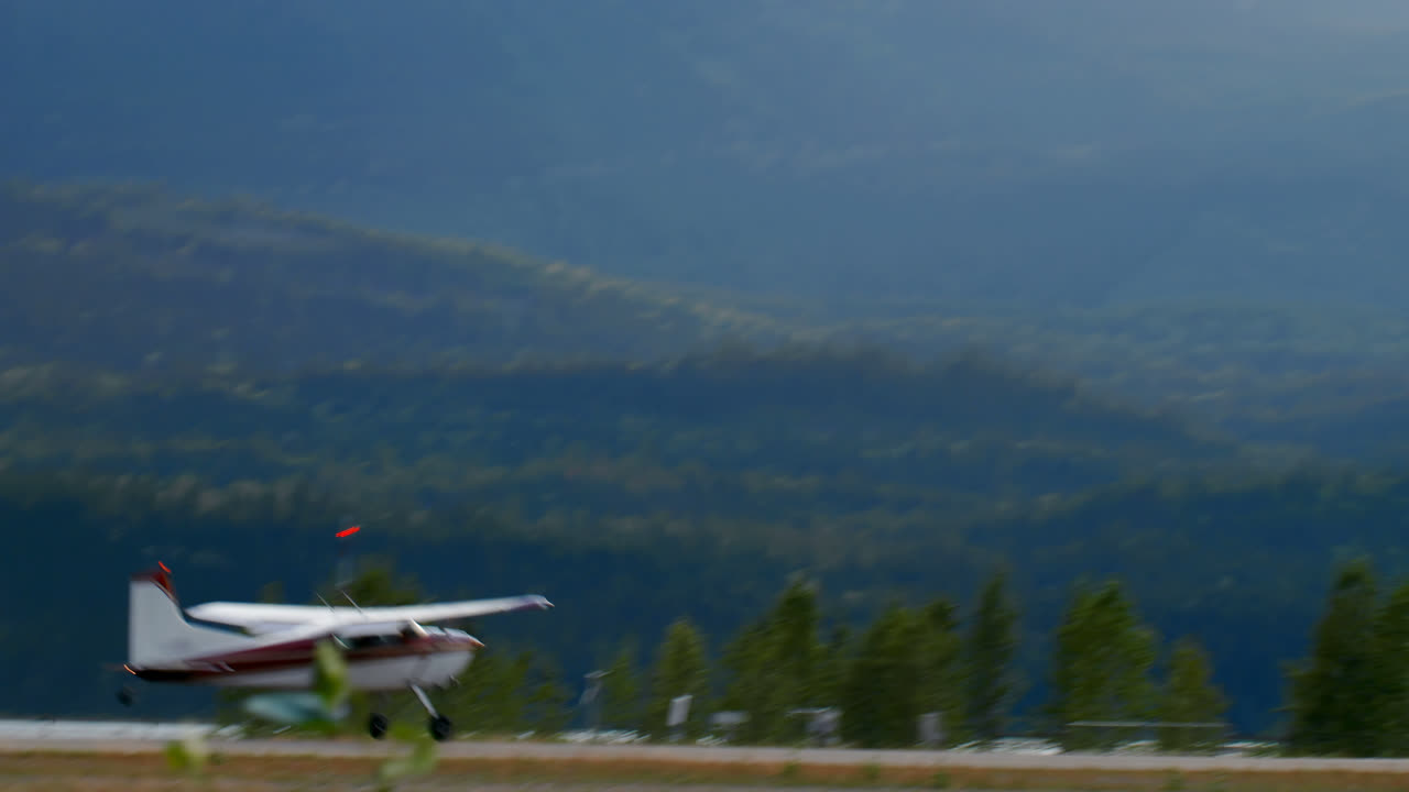 посадка воздушного судна на взлетно-посадочной полосе 4k