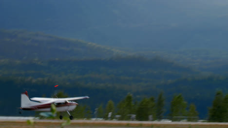 Flugzeuge-Landen-Auf-Der-Landebahn-4k