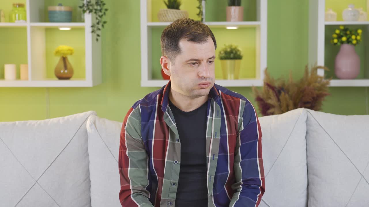 불행하고 실망한 눈으로 주위를 둘러보는 사람.