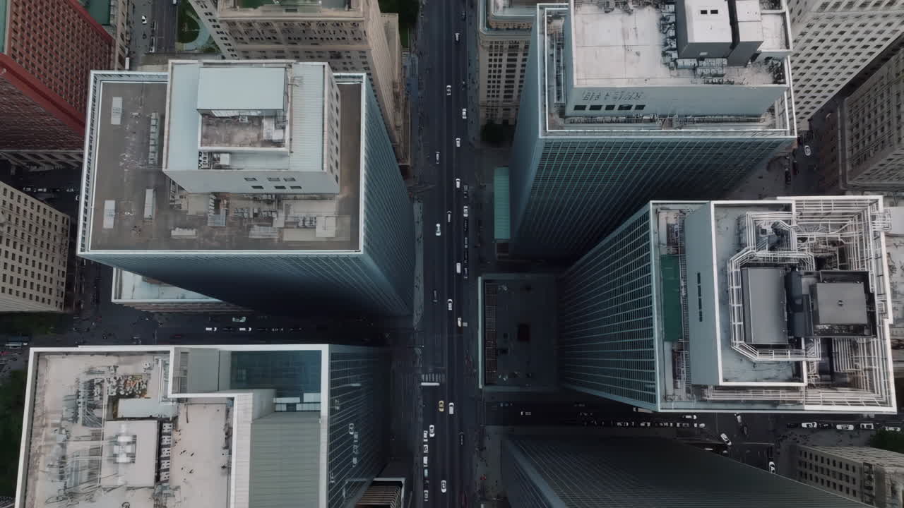 Vista aérea superior de rua da cidade com tráfego e arranha-céus