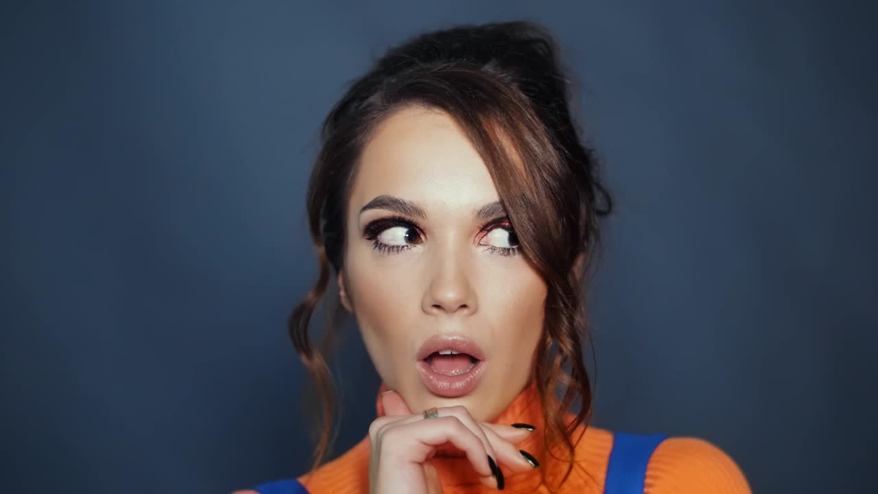 mujer mostrando el signo de silencio sosteniendo el dedo cerca de los labios. bonita morena sacudiendo la cabeza