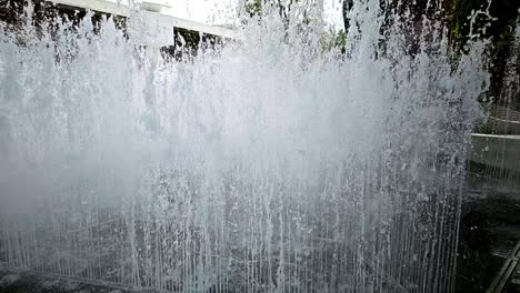 Cámara-Lenta-De-Una-Fuente-De-Agua-Situada-En-Medio-De-Un-Centro-Comercial-Comunitario-En-Bangkok,-Tailandia