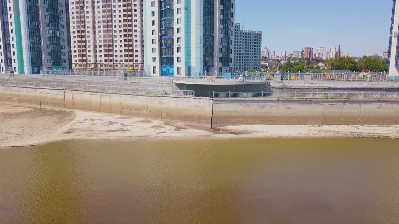 movimiento aéreo sobre el río a punto de vista y pareja de recién casados