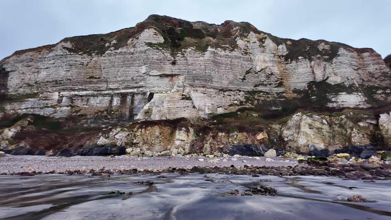 Horisontal panorering af den klippefyldte kyst Plage de Saint-Jouin-Bruneval med sandet og stenet strandlinje, Normandiet, Frankrig.