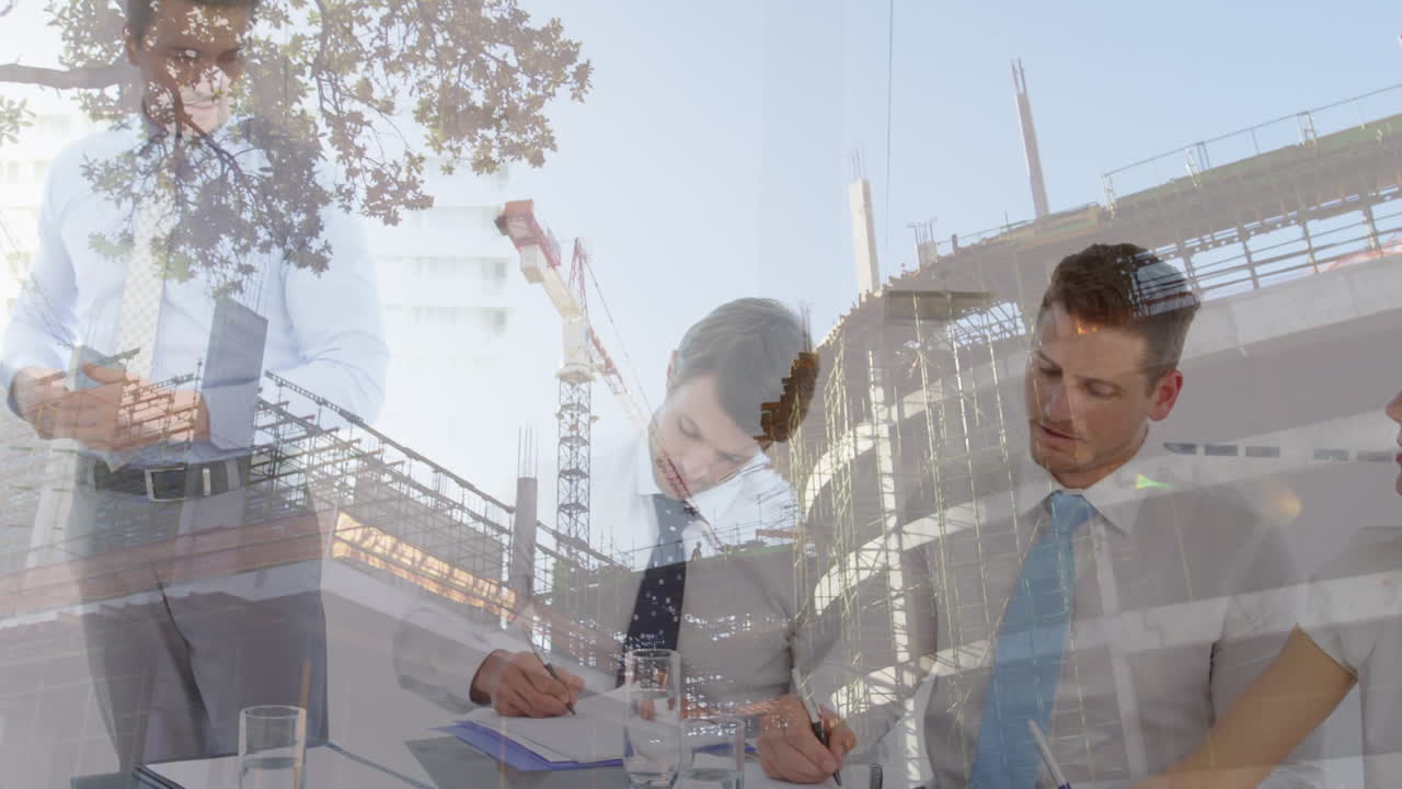 animación de un sitio de construcción sobre un grupo de ingenieros caucásicos
