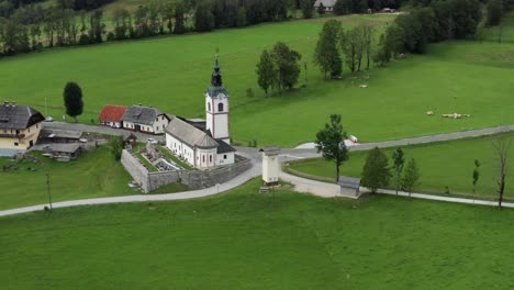 vista aérea de la iglesia con cementerio, jezersko, eslovenia, un pequeño pueblo rural en los alpes europeos