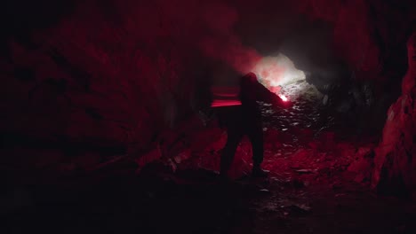 exploración de cuevas con luz roja