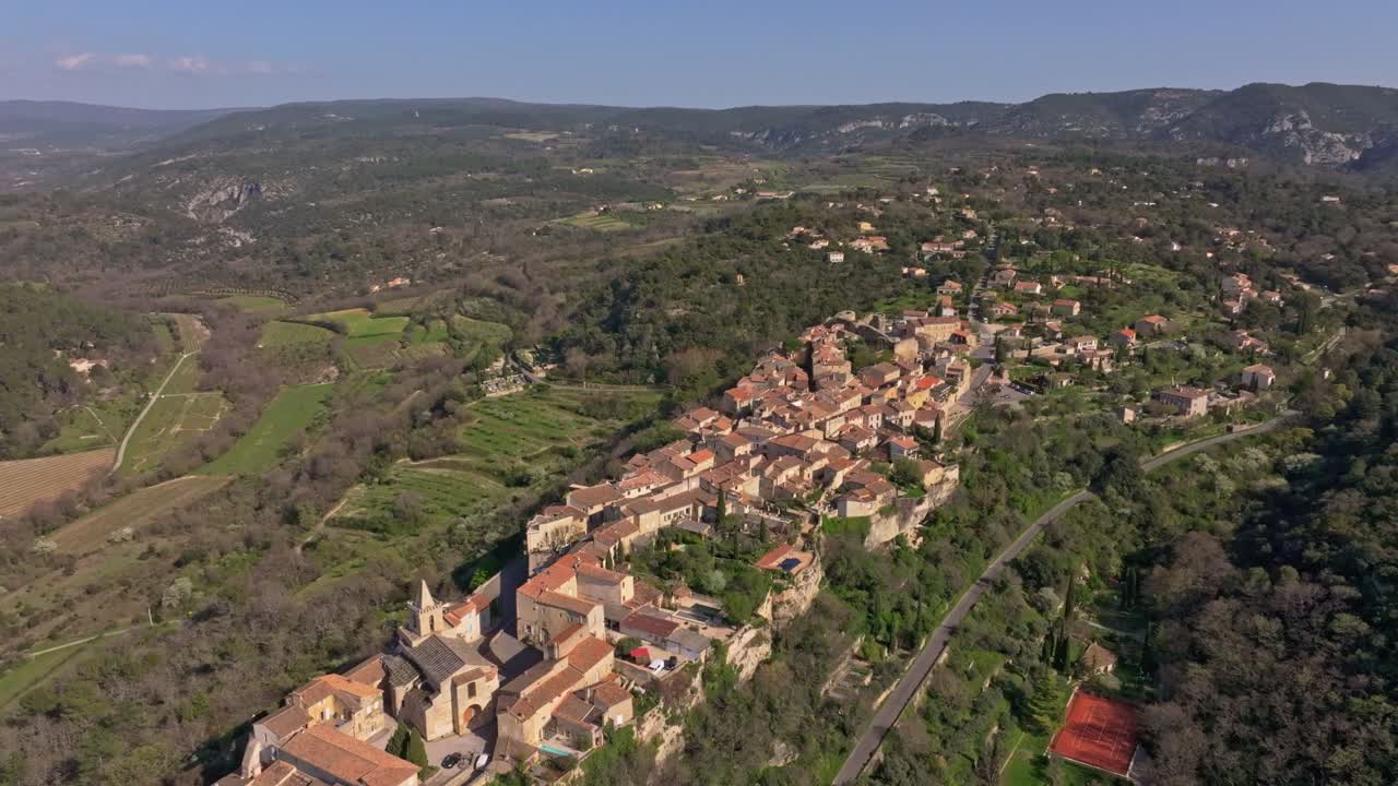 Vista aerea del villaggio di Venasque e dell'antica chiesa nel paesaggio del Luberon.