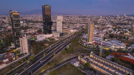 Hiperlapso-Del-Transito-En-Las-Zonas-Mas-Concurridas-De-Puebla-Ciudad-Durante-El-Atardecer-Y-Las-Primeras-Horas-De-La-Noche,-La-Via-Es-Recta-A-Cholula-Y-Calzada-Zavaleta