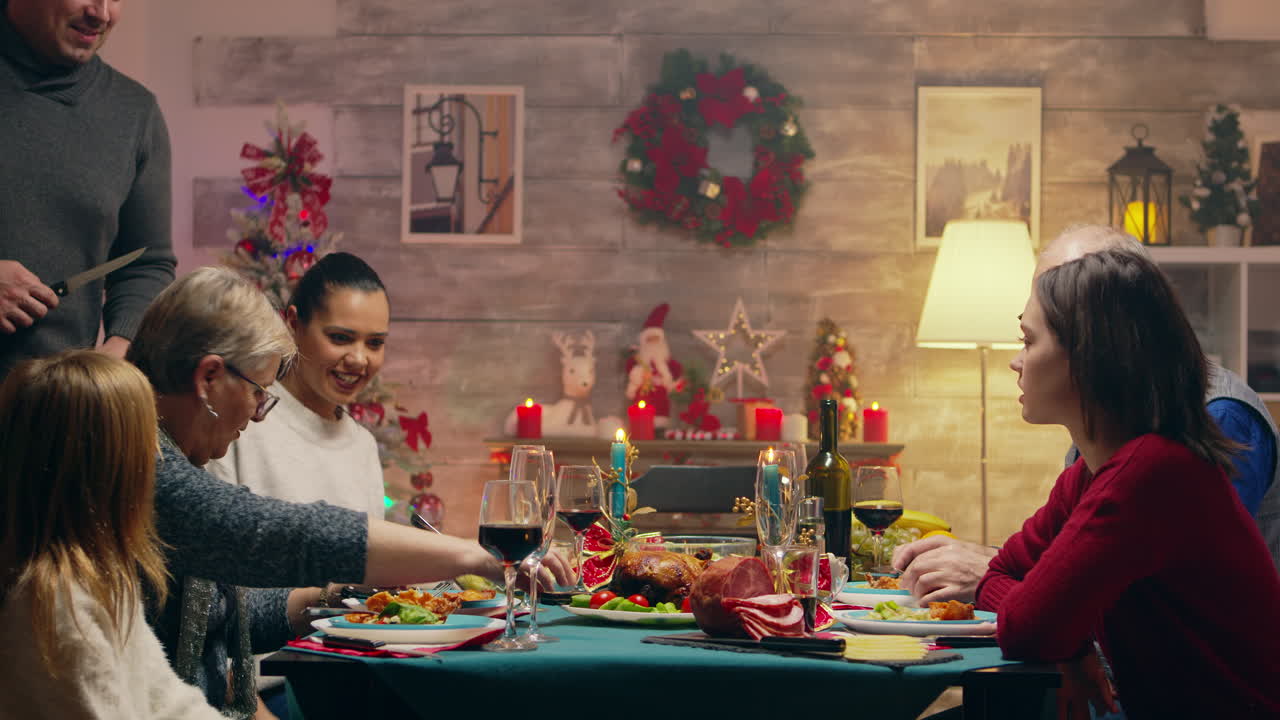 el jefe de la familia cortando el pollo